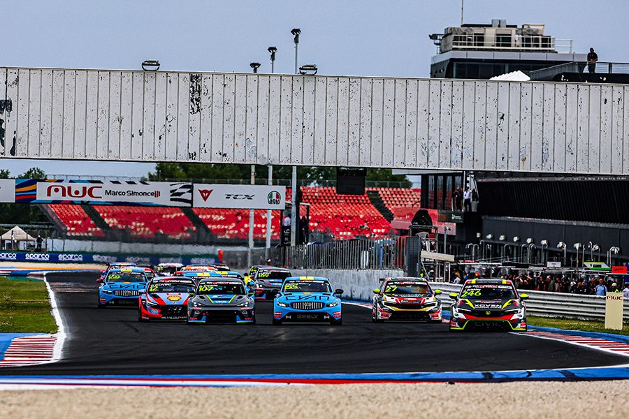 Entry list of 29 cars for the Kumho FIA TCR World Tour in Valencia