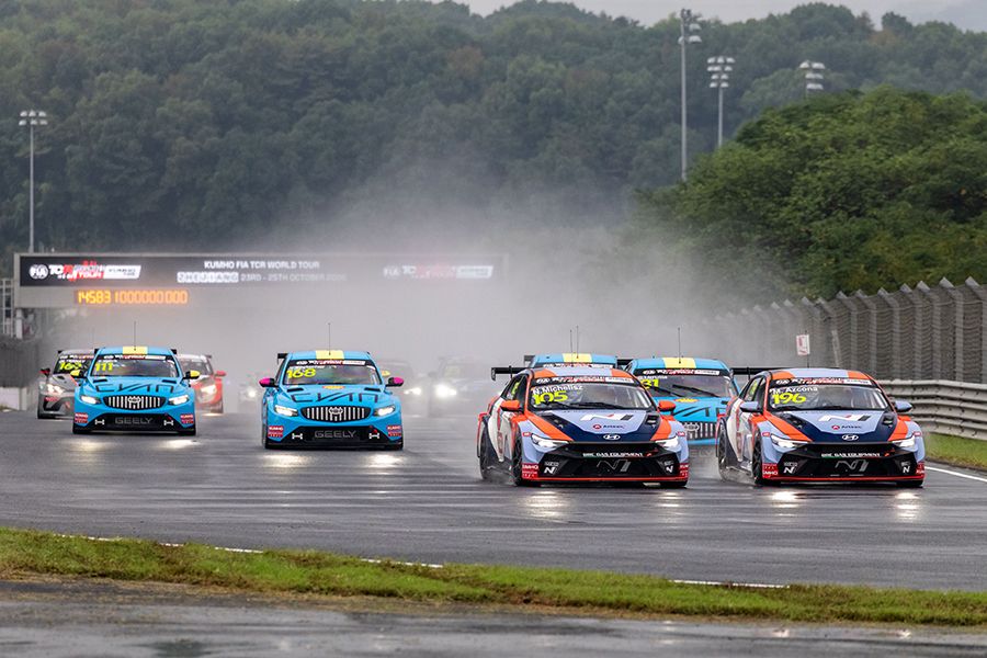 Azcona dominates a wet Race 1 ahead of teammate Michelisz