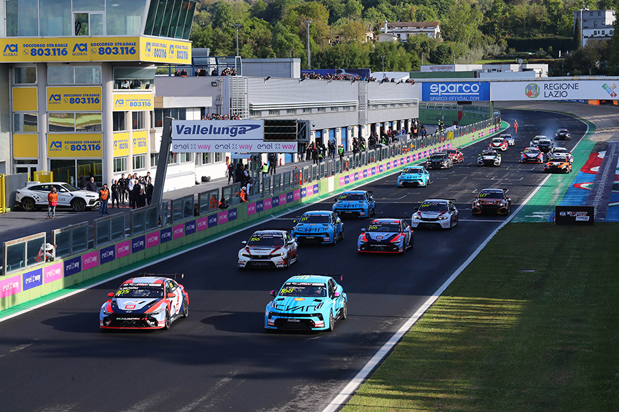 Norbert Michelisz converts the pole into a Race 1 win