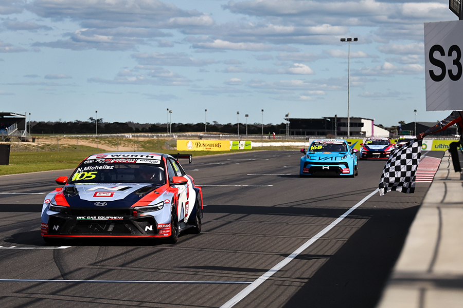 Michelisz hereda la victoria en The Bend gracias al penalti de Azcona