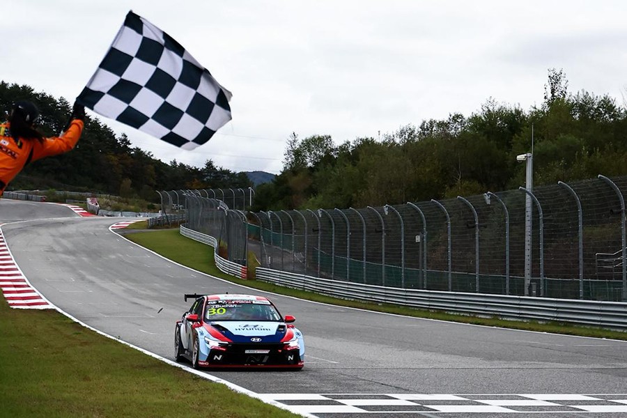 Josh Buchan claimed an authoritative victory in Inje Race 1