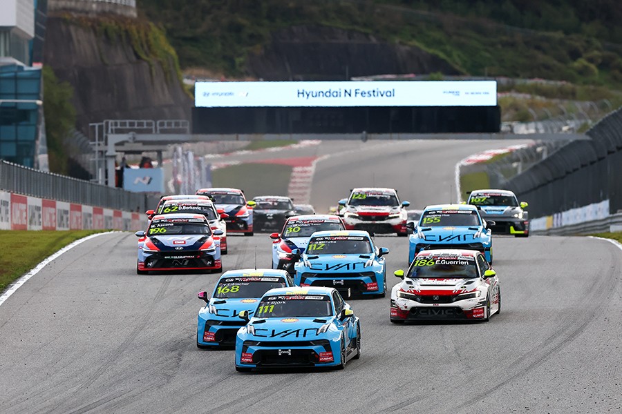 Björk and Ehrlacher annihilate the field in the final race