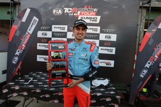Azcona takes pole position ahead of teammate Michelisz