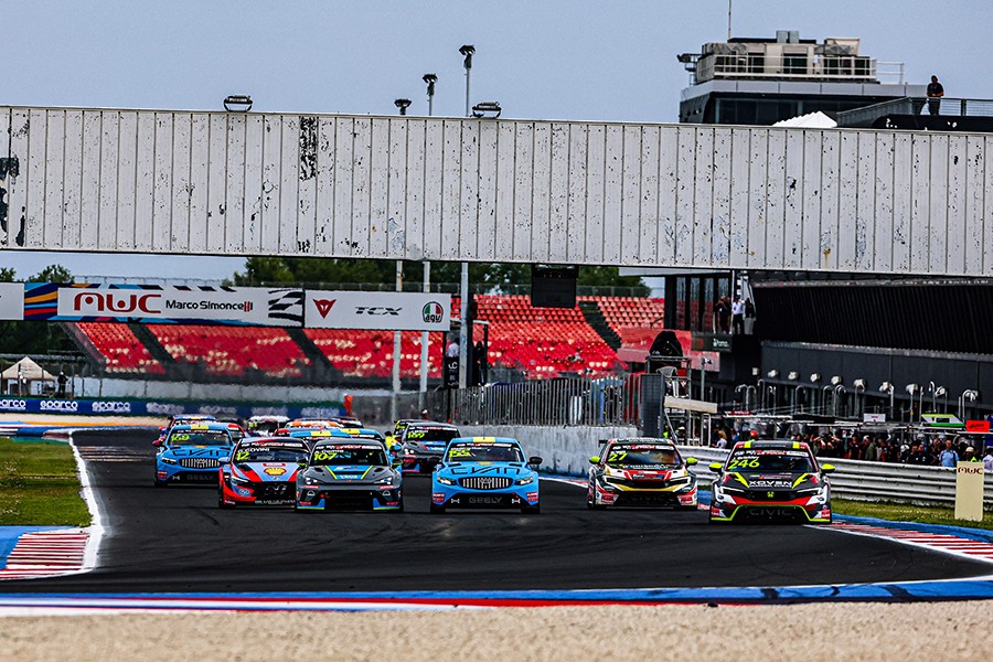 Entry list of 29 cars for the Kumho FIA TCR World Tour in Valencia