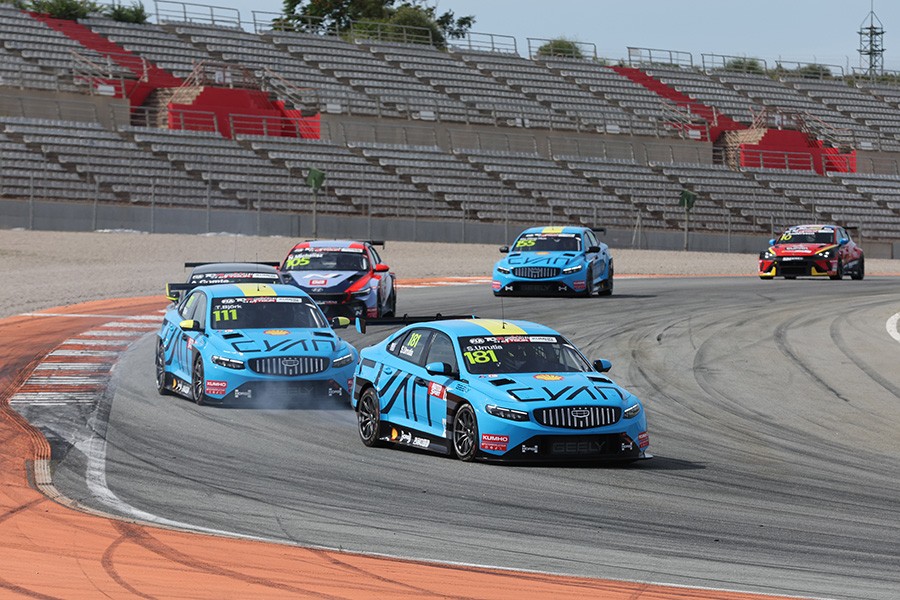 Urrutia secures shock victory as points leaders falter at Valencia