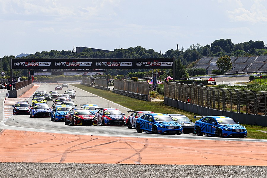 Urrutia takes the first hat-trick in the Kumho FIA TCR World Tour