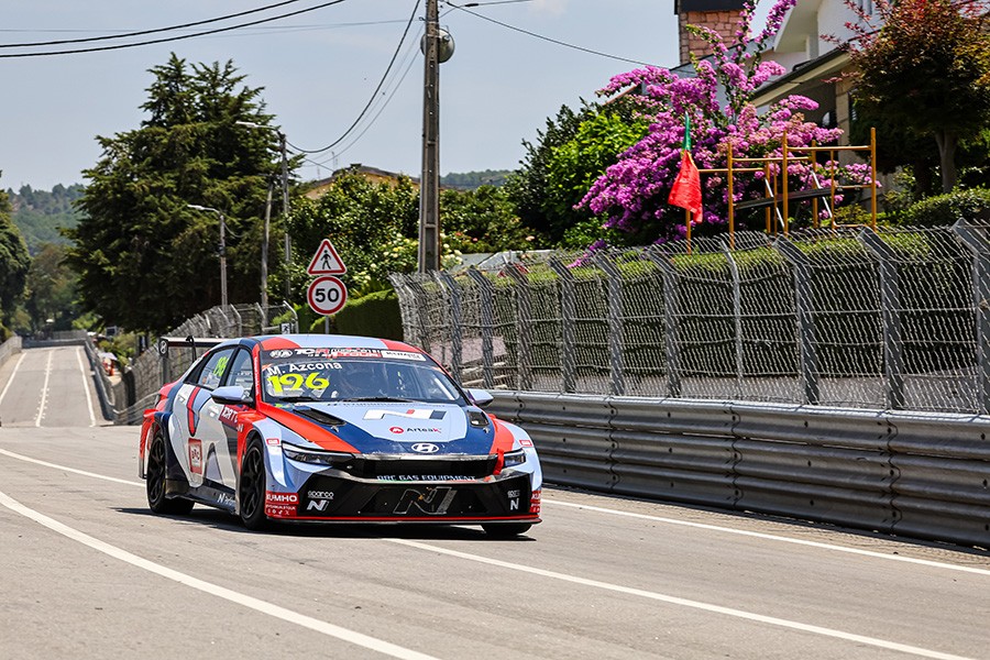 Azcona storms to pole position and takes the points lead