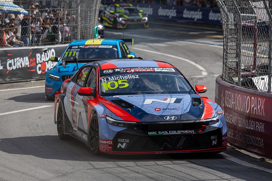 Norbert Michelisz takes a strategic win in Vila Real&rsquo;s Race 2