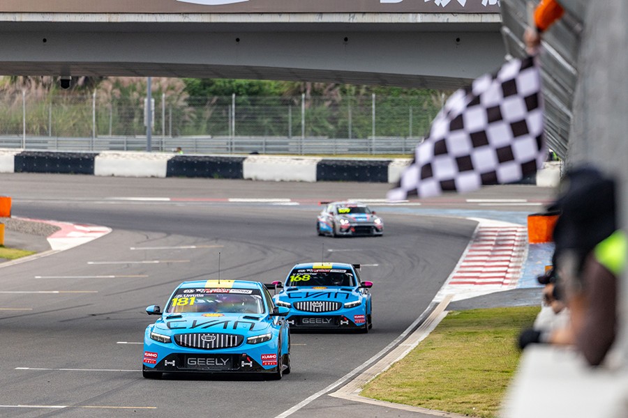 Santiago Urrutia leads a Geely 1-2 in Chengdu Race 1