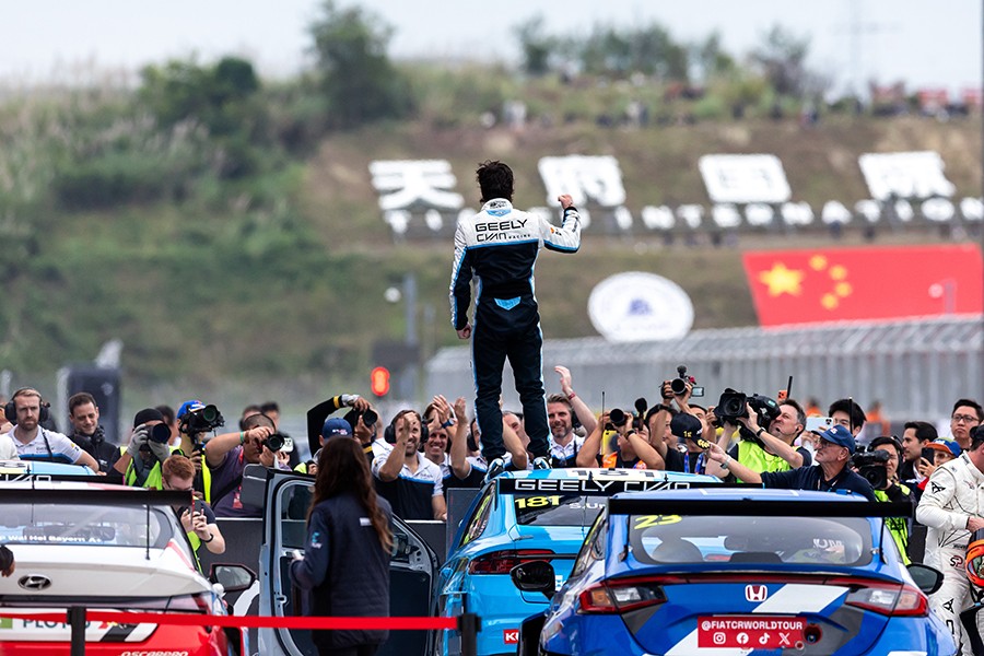 Santiago Urrutia strikes back and wins the last race in Chengdu