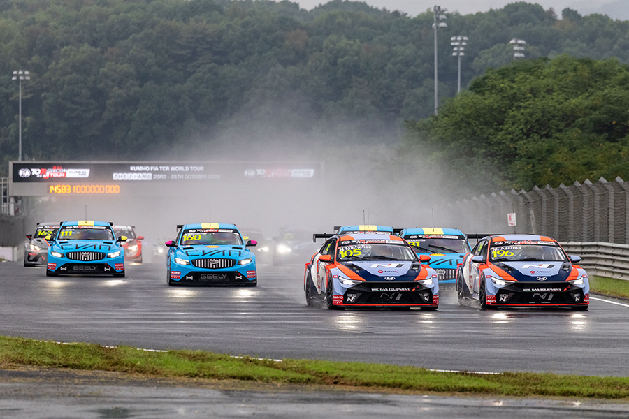Azcona dominates a wet Race 1 ahead of teammate Michelisz